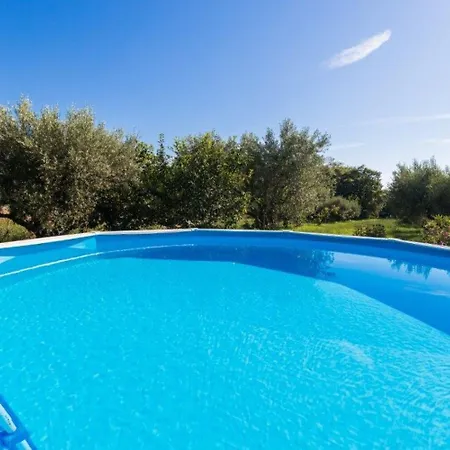Lili-with Paddling Pool Apartment